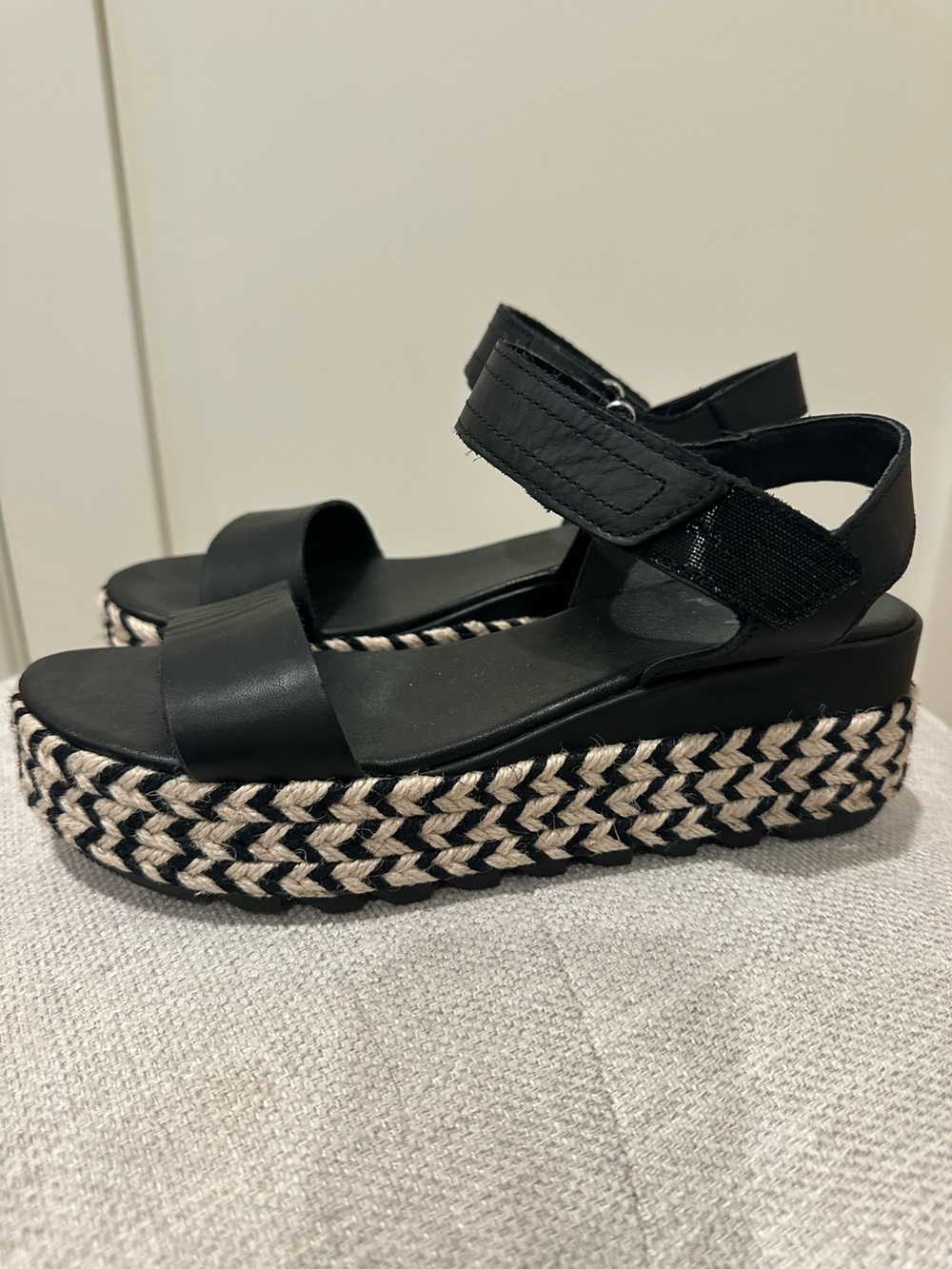 Sorel size 8 “Cameron” flatform sandal with black and natural base - Picture 6 of 11